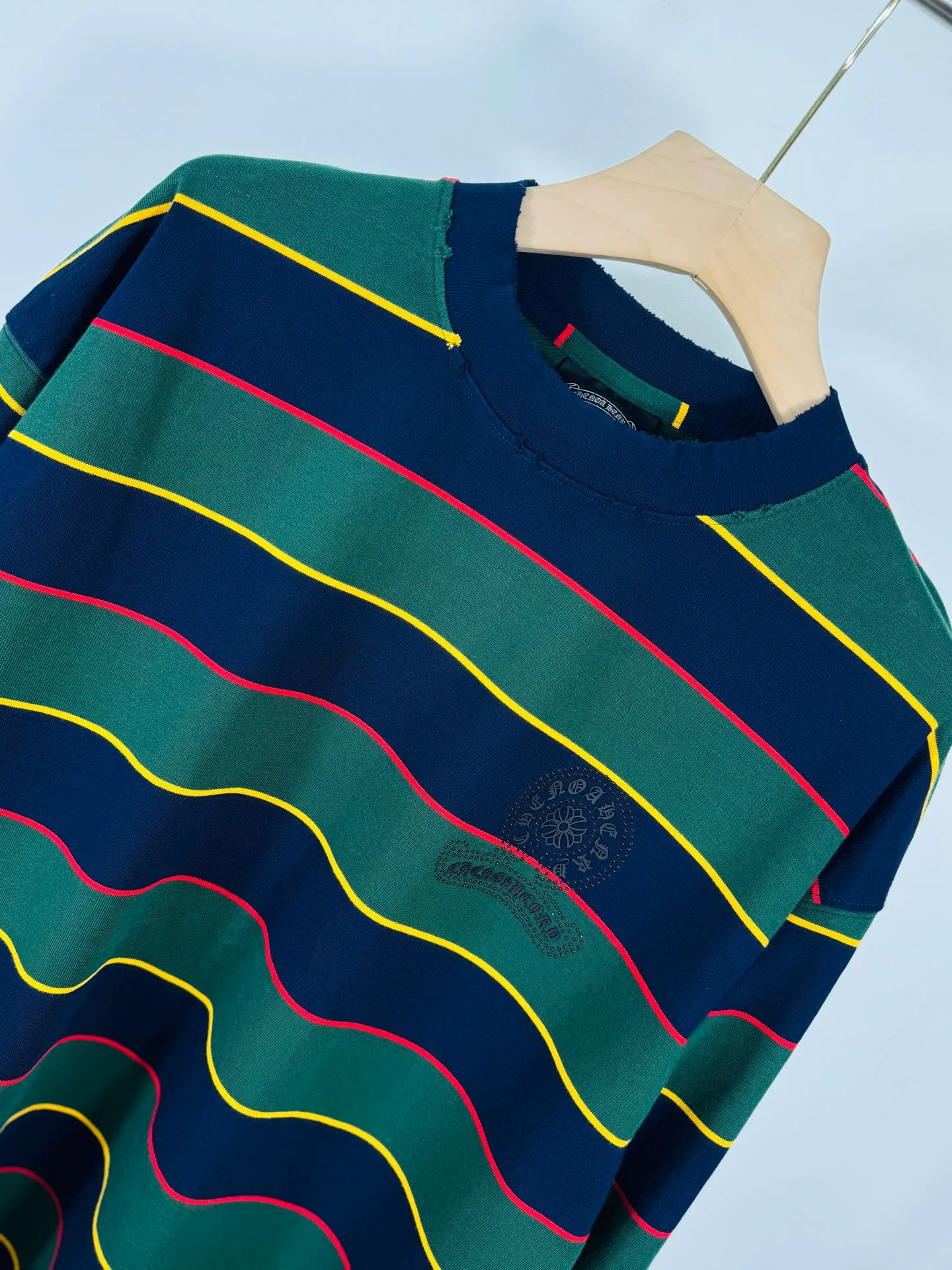P260 top version, real shot without P, ​​different from market currency) 𝗖𝗵𝗿𝗼𝗺𝗲 𝗛𝗲𝗮𝗿𝘁𝘀/Cro Heart 2025 Autumn and Winter Horseshoe Cross Stripe Couple Casual Long Sleeve 👑The highest version! Customized fabric 320g fabric! Horseshoe cross sticker, a best-selling model in the counter, very comfortable to wear. Accessories: original molded and authenticated collar label➕100% silk wash label. Genuine purchase-grade original hangtag➕matching hanging rope➕3D hanging beads➕original packaging bag. Craftsmanship: The original version has consistent wiring! The highest version of the armhole matching technique! Color: Brown Green Size: S M L XL Style No.: 5193